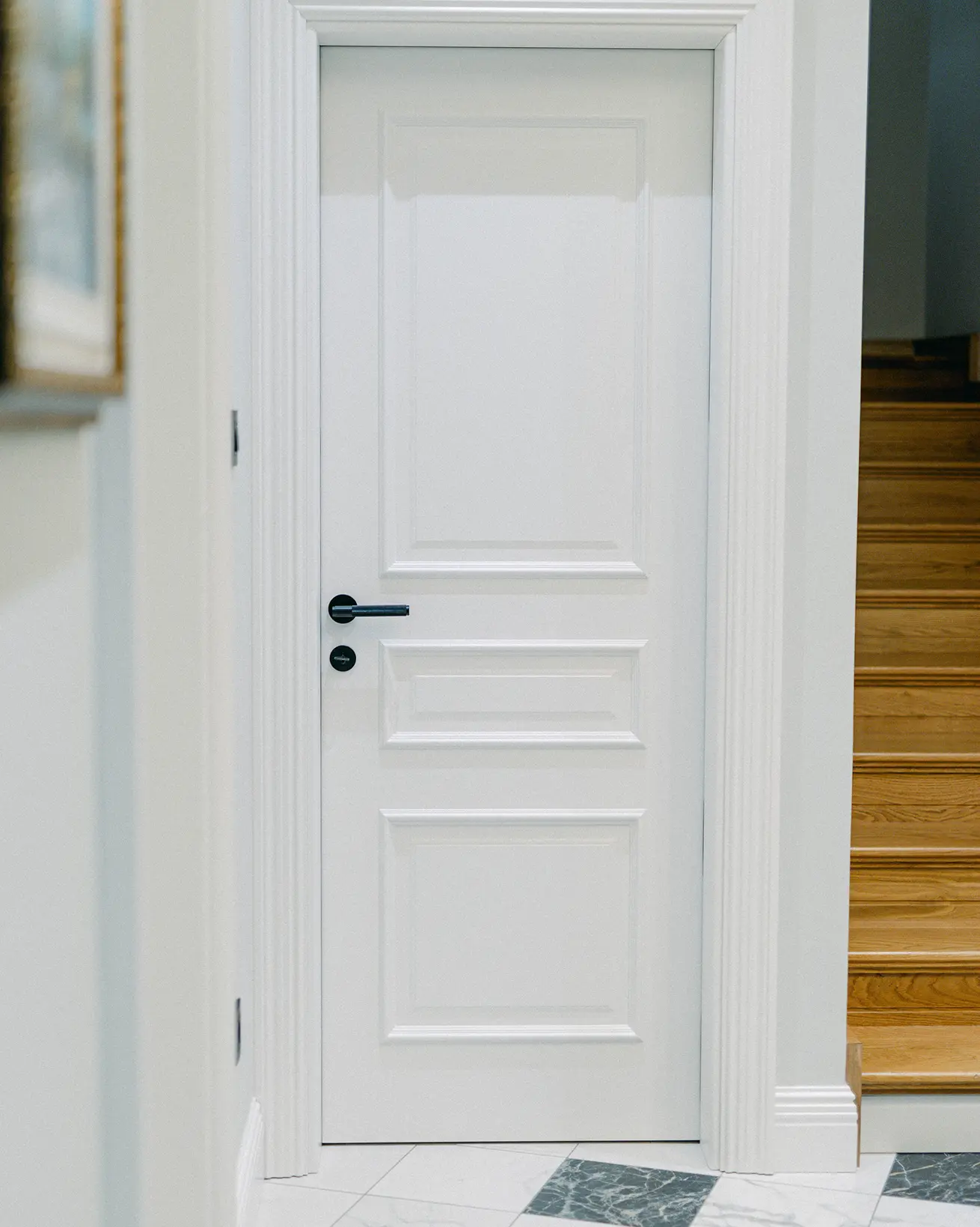 Moderna bela vrata sa minimalističkim dizajnom i čistim linijama