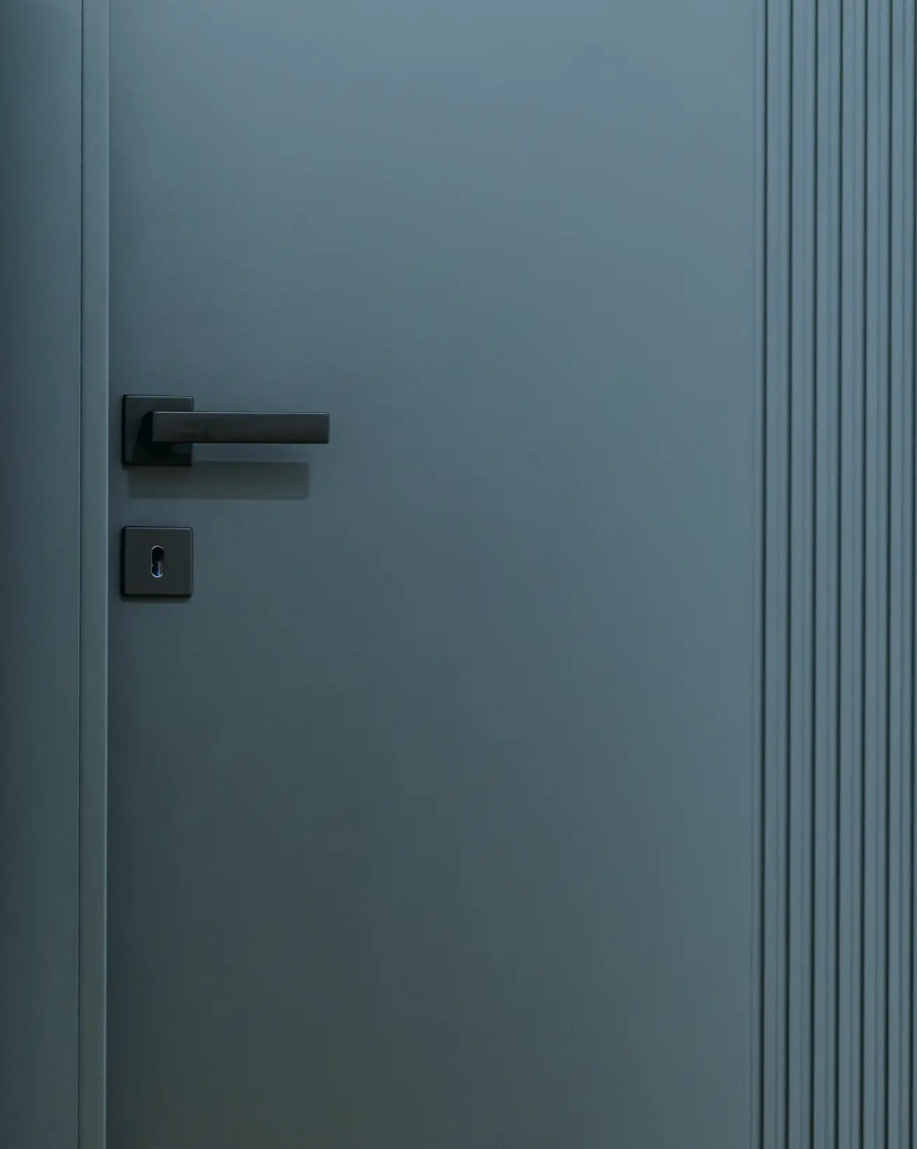 Moderna kvaka na zelenoj vratima - kvalitetan detalj mehanizma