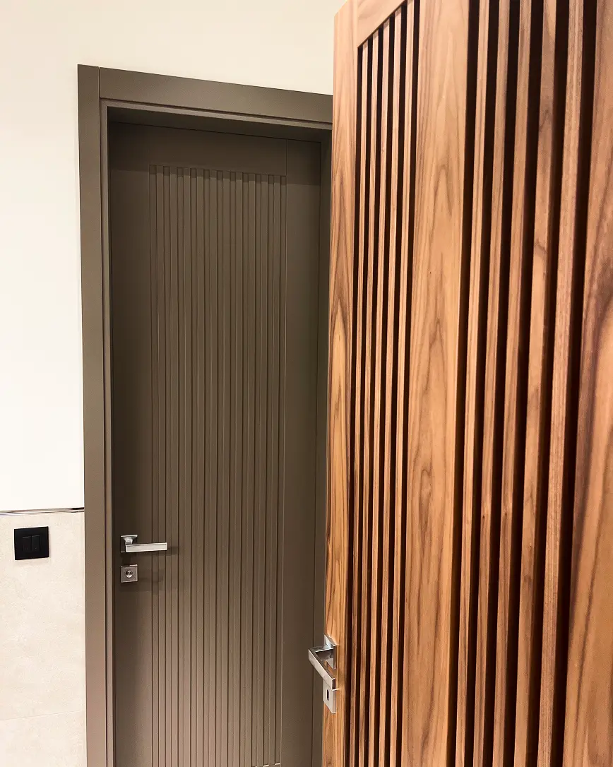 Moderna braon vrata sa toplom nijansam i elegantan finišem