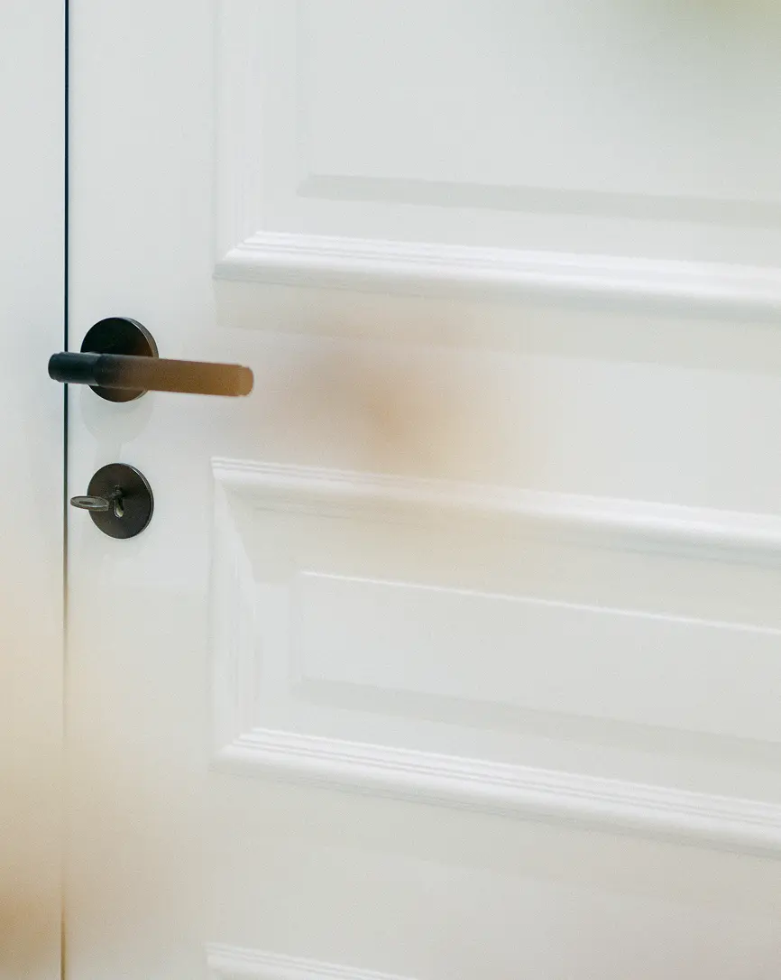 Moderna kvaka na belim vratima - kvalitetan detalj mehanizma