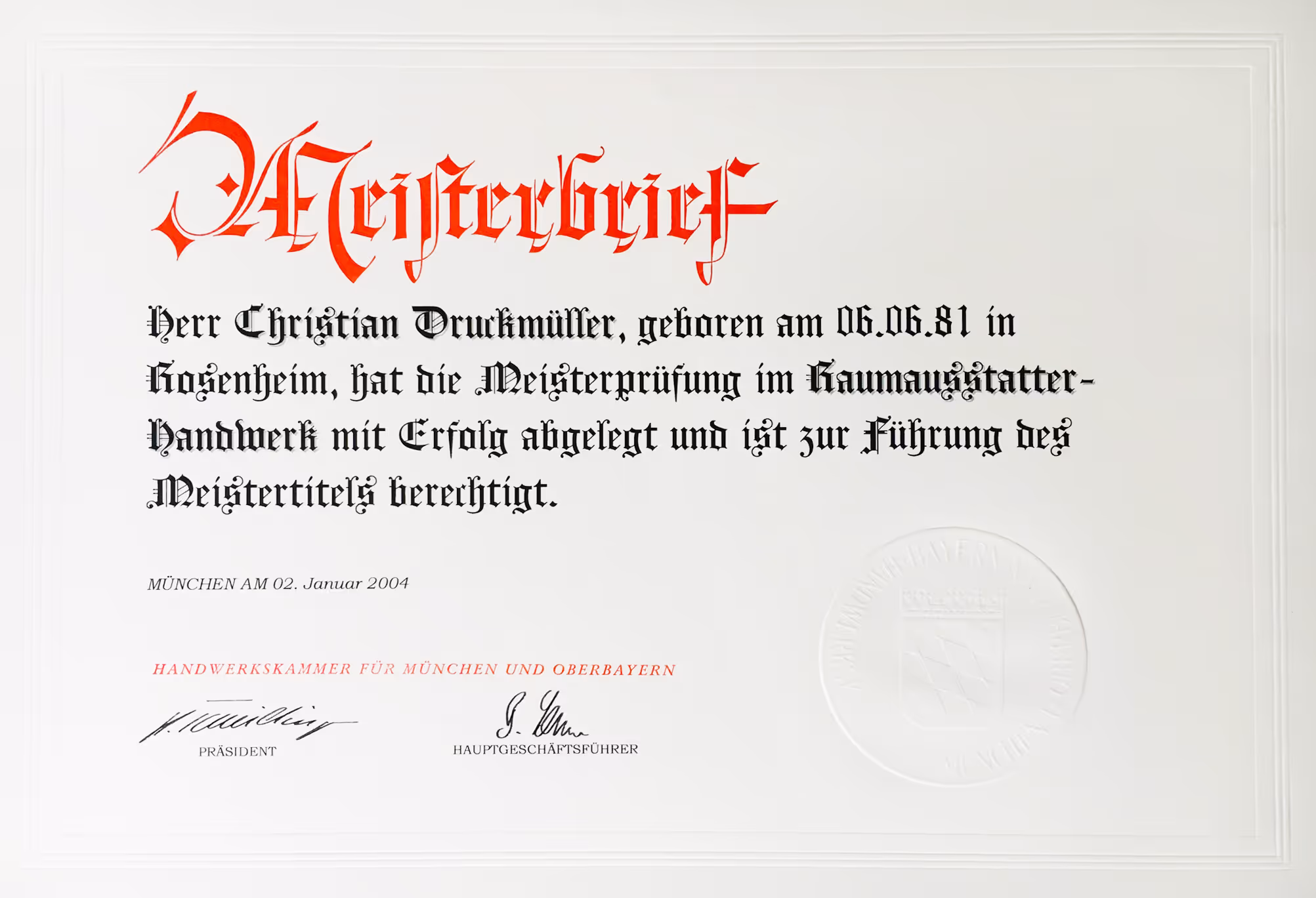 Meisterbrief für Christian Druckmüller, bestätigt erfolgreiche Meisterprüfung im Raumausstatter-Handwerk, ausgestellt am 2. Januar 2004 in München mit Unterschriften und Prägung.
