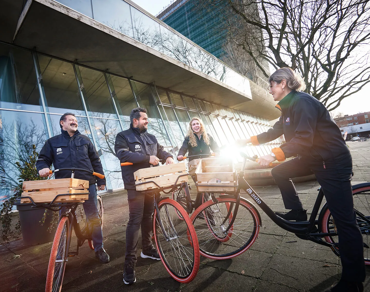 Medewerkers Asito op de fiets