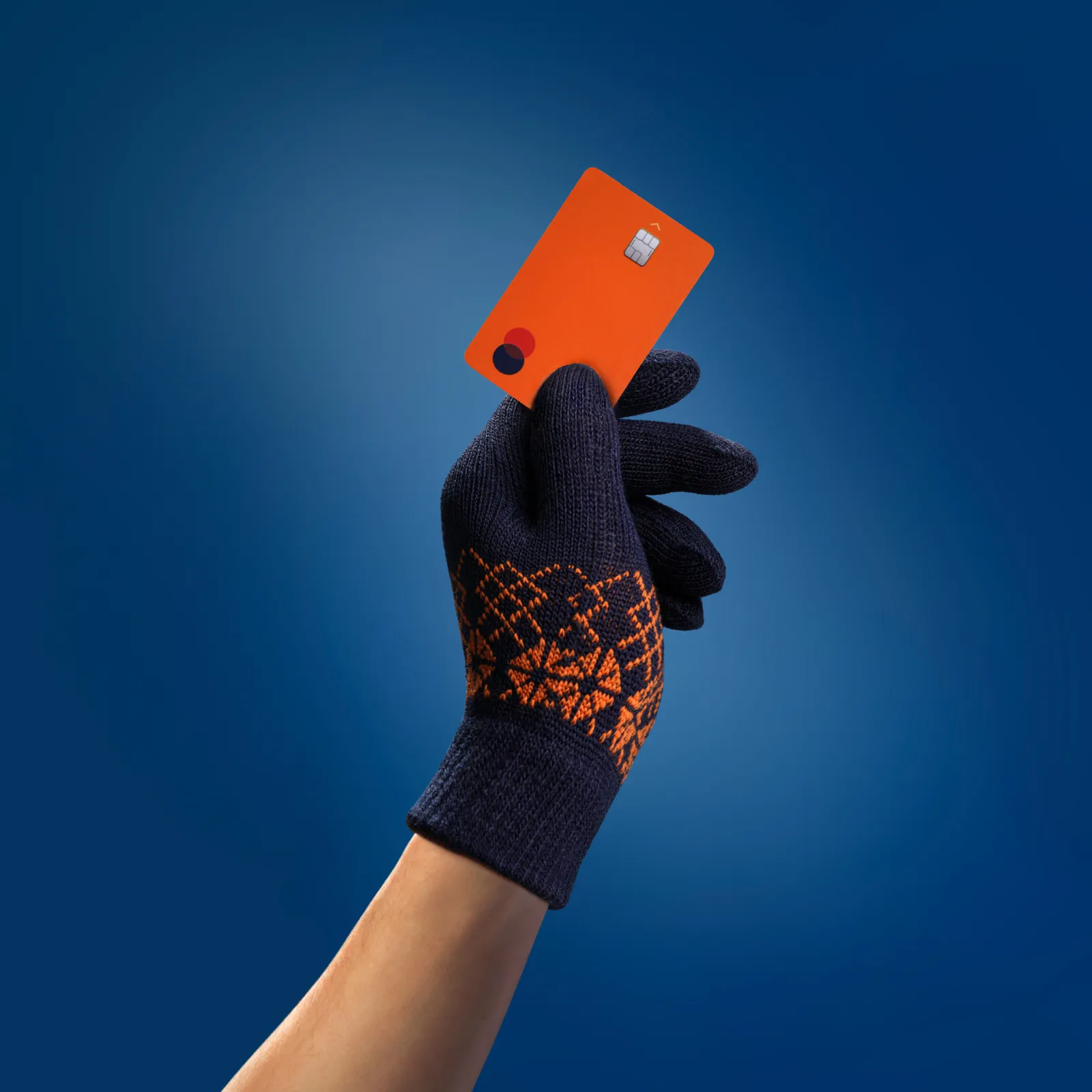 Persoon houdt creditcard vast