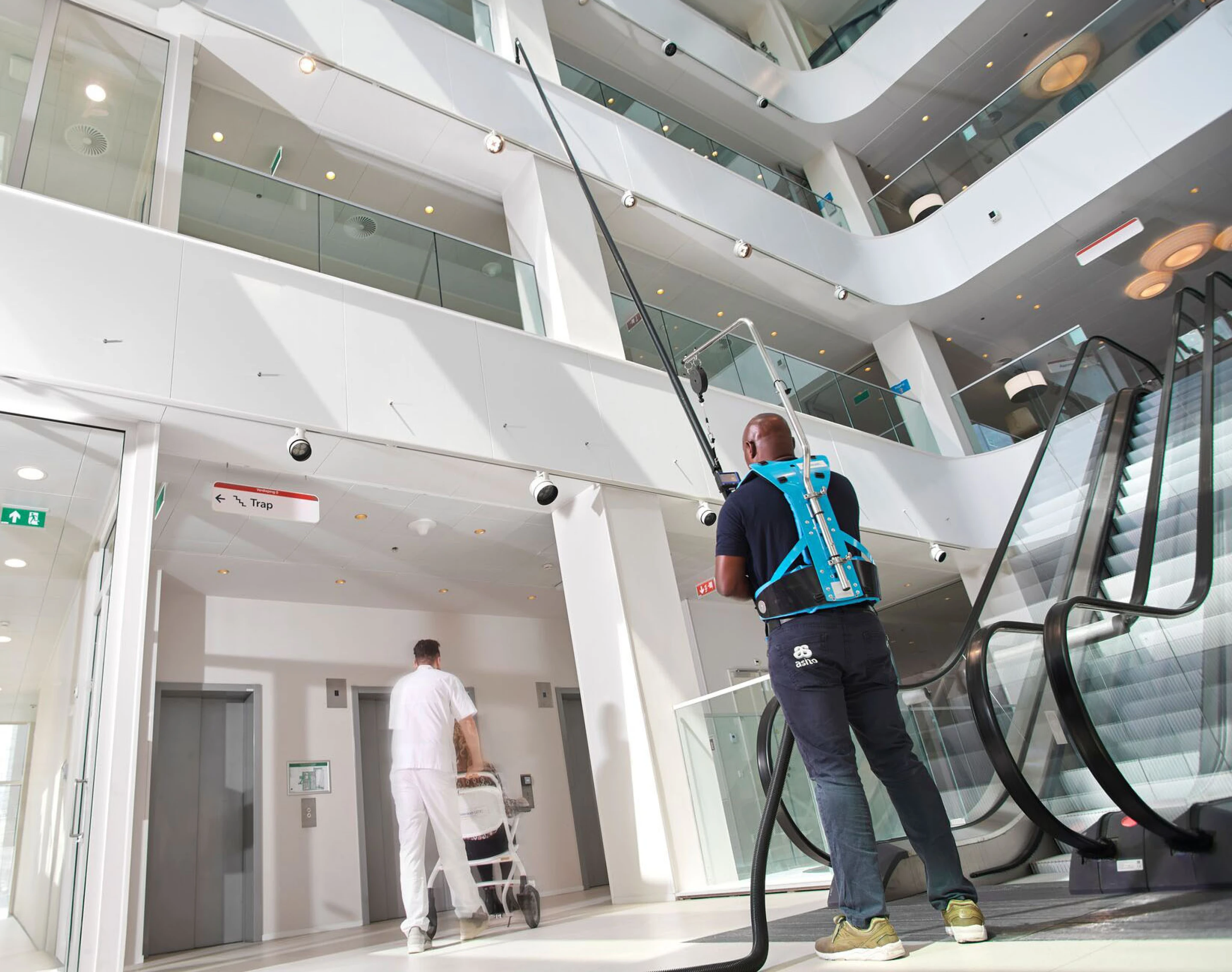 Medewerker Asito maakt schoon met een exoskelet