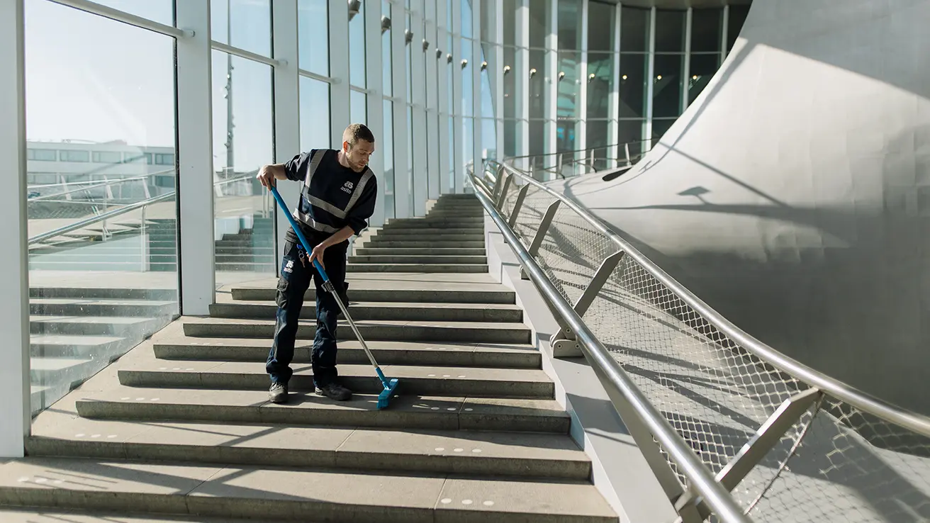 Asito schoonmaker veegt stationstrap