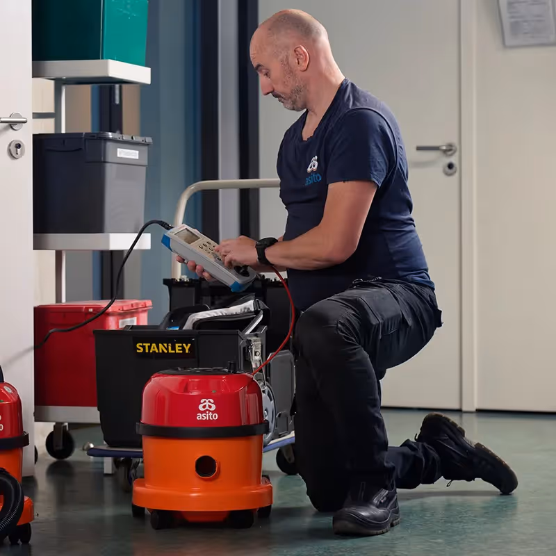 Periodieke inspectie van schoonmaakapparatuur volgens NEN 3140-richtlijnen.