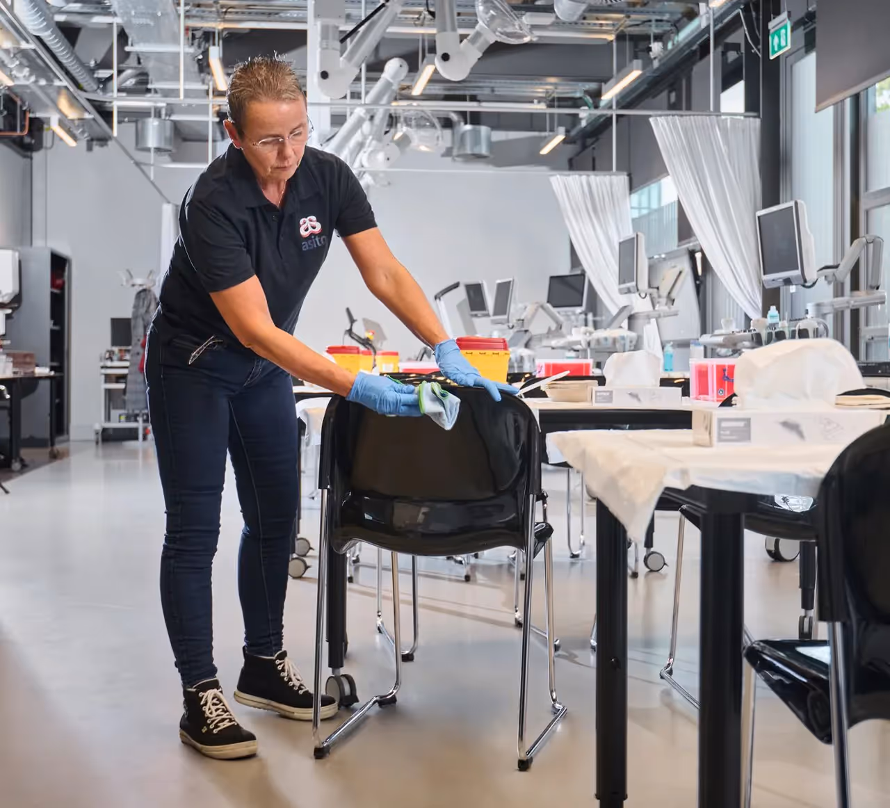 Een medewerker van Asito reinigt het interieur. Zo blijft ieder kantoor fris en representatief.