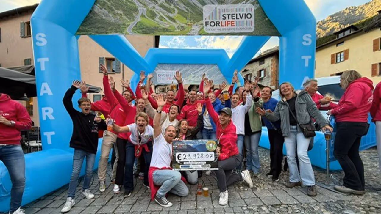 Dubbele Stelvio uitdaging levert bijna €30.000 euro op voor kankeronderzoek
