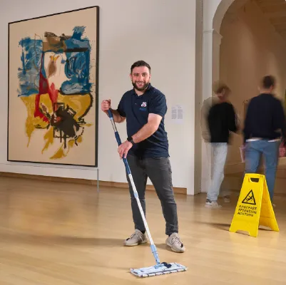 Schoonmaakwerk tussen de meesterwerken