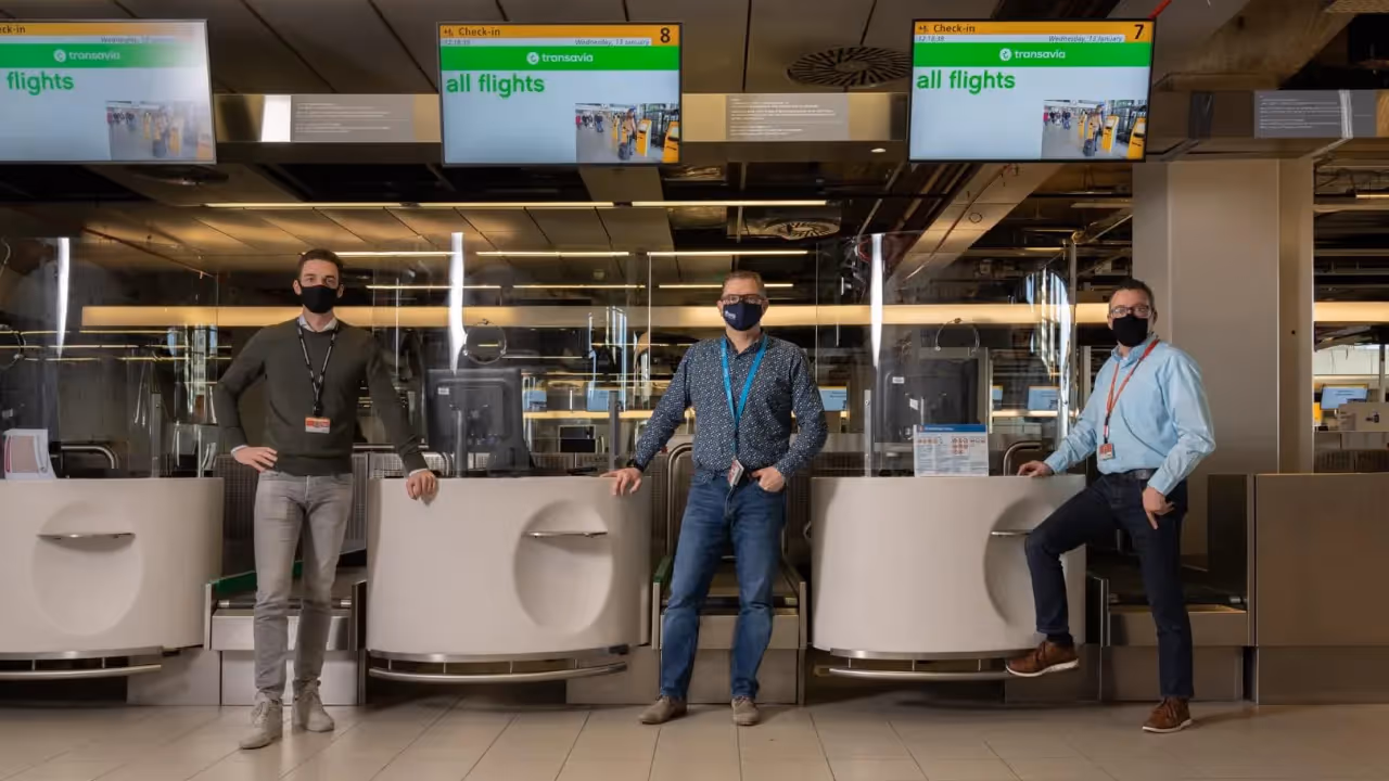 850 coronaschermen maken schiphol klaar voor de toekomst