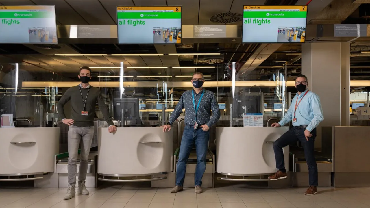 850 coronaschermen maken schiphol klaar voor de toekomst