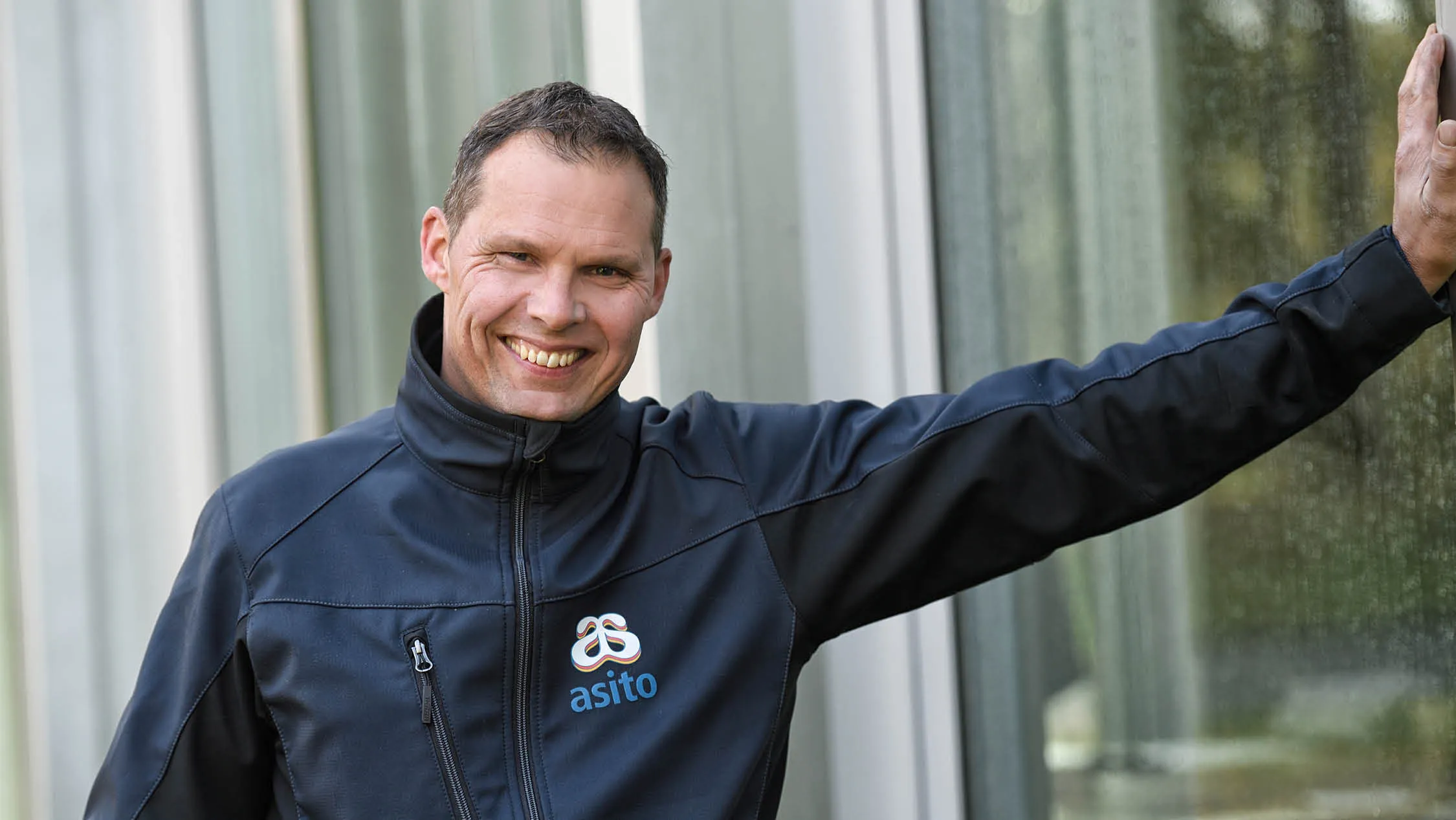 Glazenwasser staat bij het raam