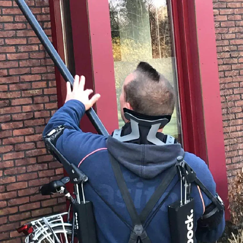 Glazenwasser staat bij het raam