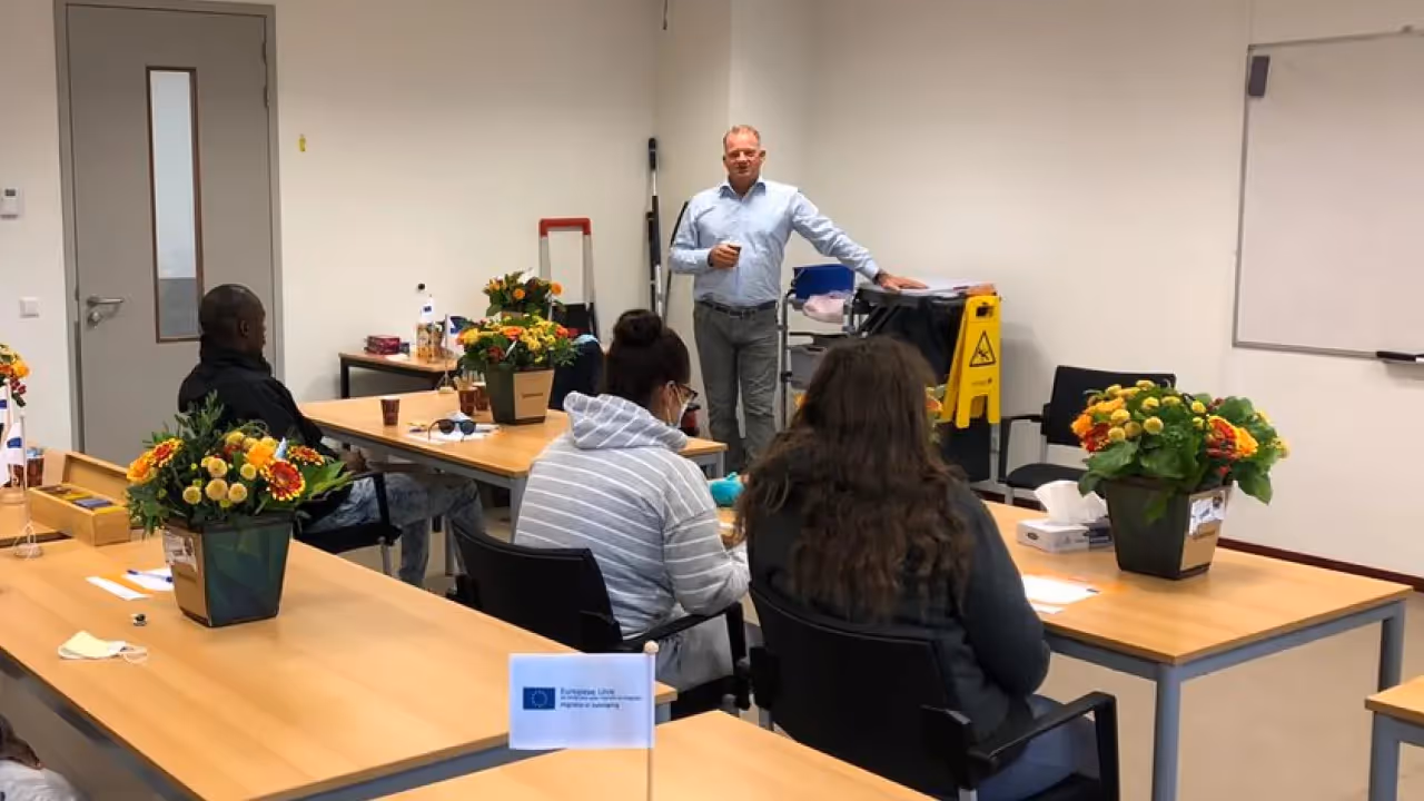asito leidt asielzoekers in grave op tot facility en schoonmaakmedewerker