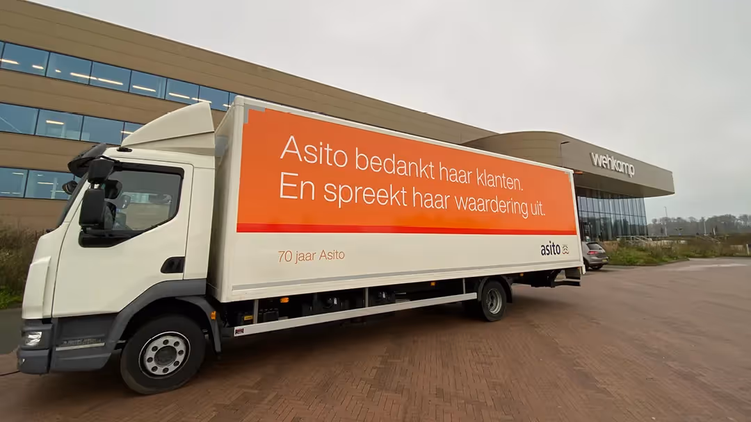 waarderingsvrachtwagen 70 jaar Asito bij hoofdkantoor Wehkamp