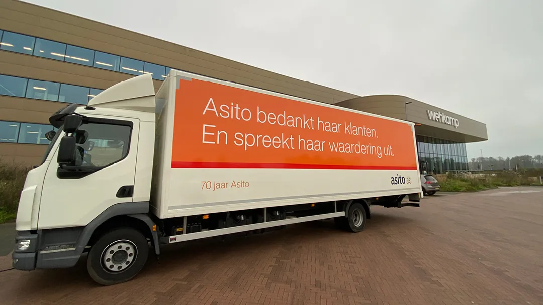 waarderingsvrachtwagen 70 jaar Asito bij hoofdkantoor Wehkamp