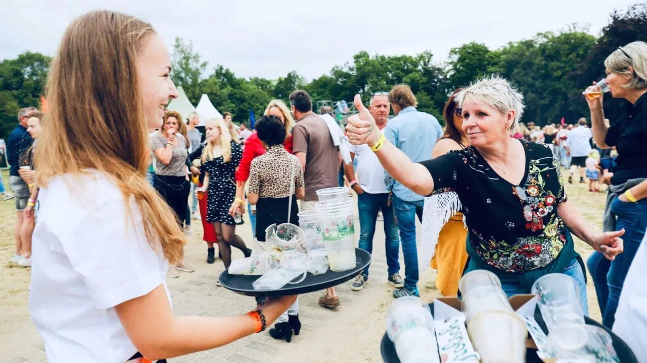 tot je enkels in de plastic bekertjes
