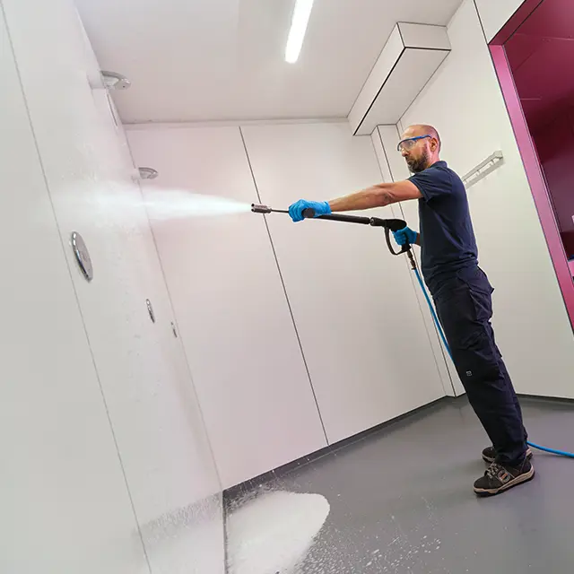 Dieptereiniging sanitair. Demonteren, ontkalken, desinfecteren