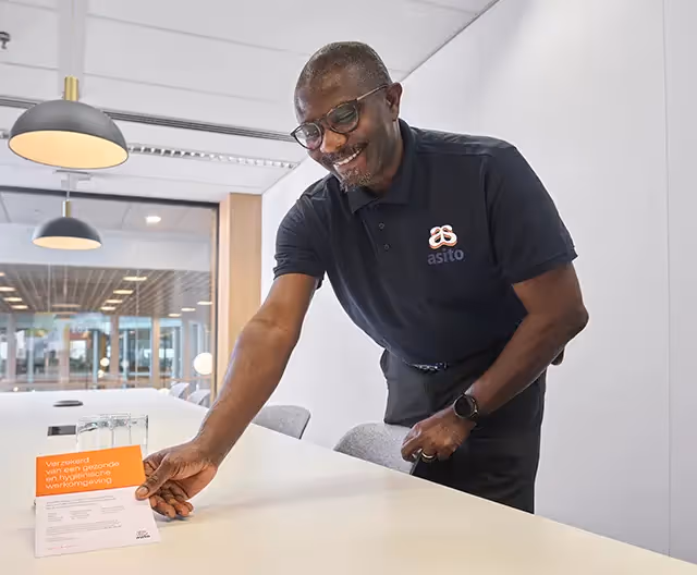 Een frisse ontvangstruimte waar interieurreiniging direct zichtbaar verschil maakt voor medewerkers en bezoekers.