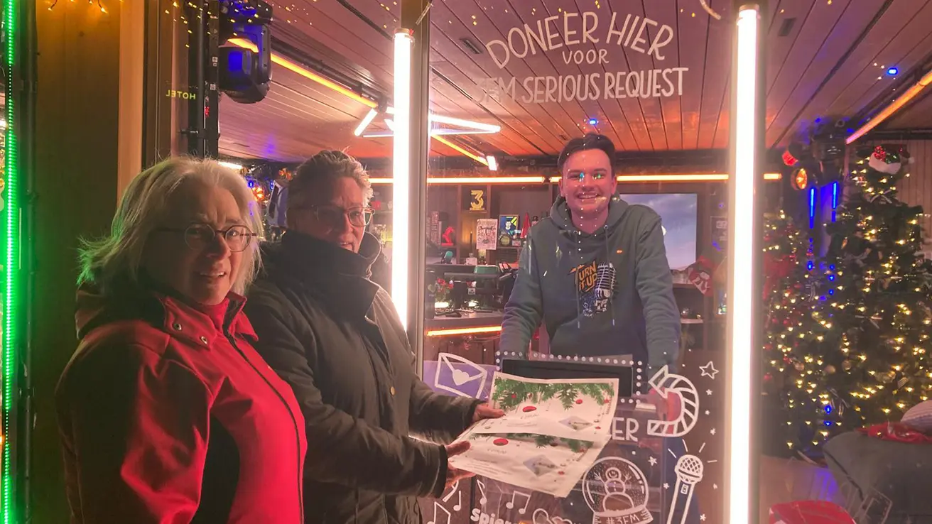 Marie-Jeanne en Josine maken en verkopen sleutelhangers voor Serious Request