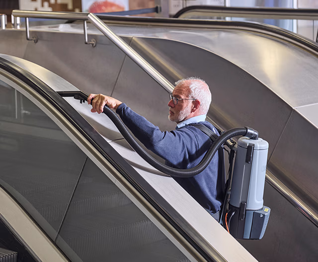 Asito-medewerker in actie met een speciale stofzuiger
