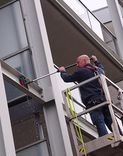Asito-medewerker voert constructiereiniging uit op hoogte.