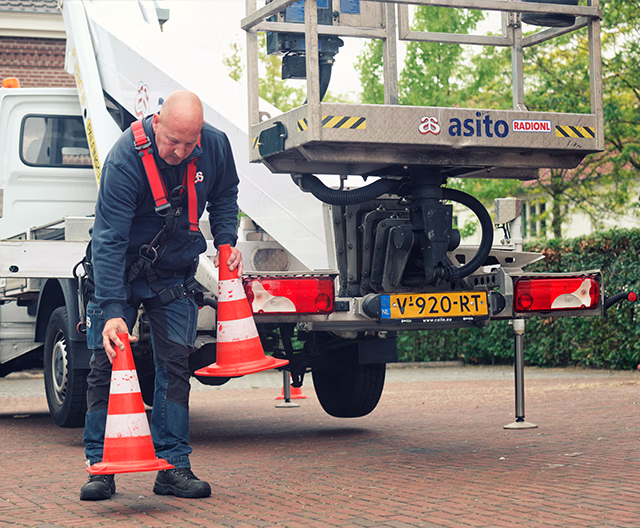 Reiniging van staalconstructie in stationsomgeving.