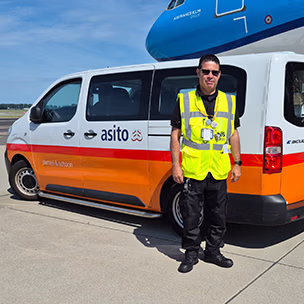 asito-schoonmaker-schiphol-aircraft-mauricio