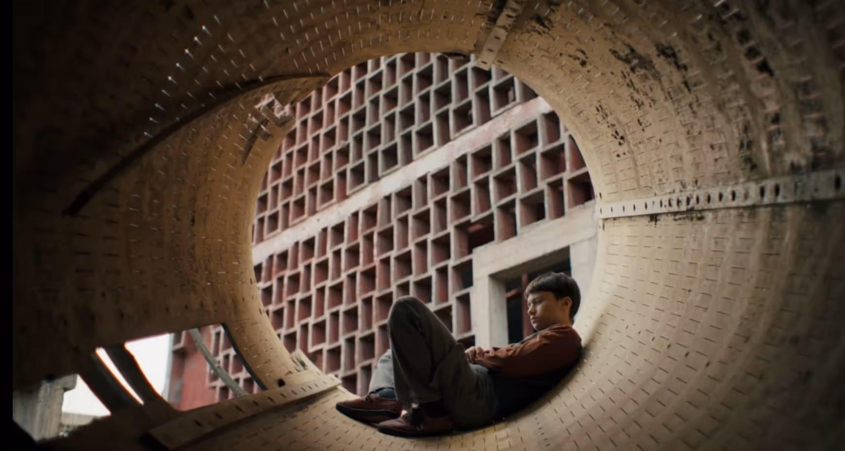 extrait du film l'Odyssée de la joie, enfant assis