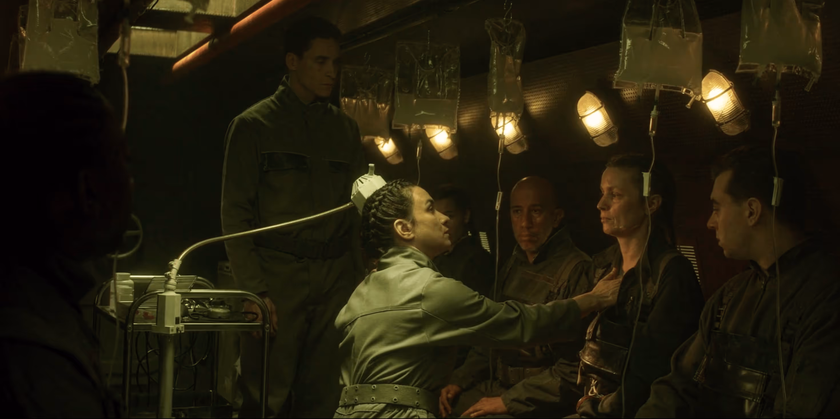 Extrait du film Dans le Ventre du Léviathan, une médecin ausculte une cyber