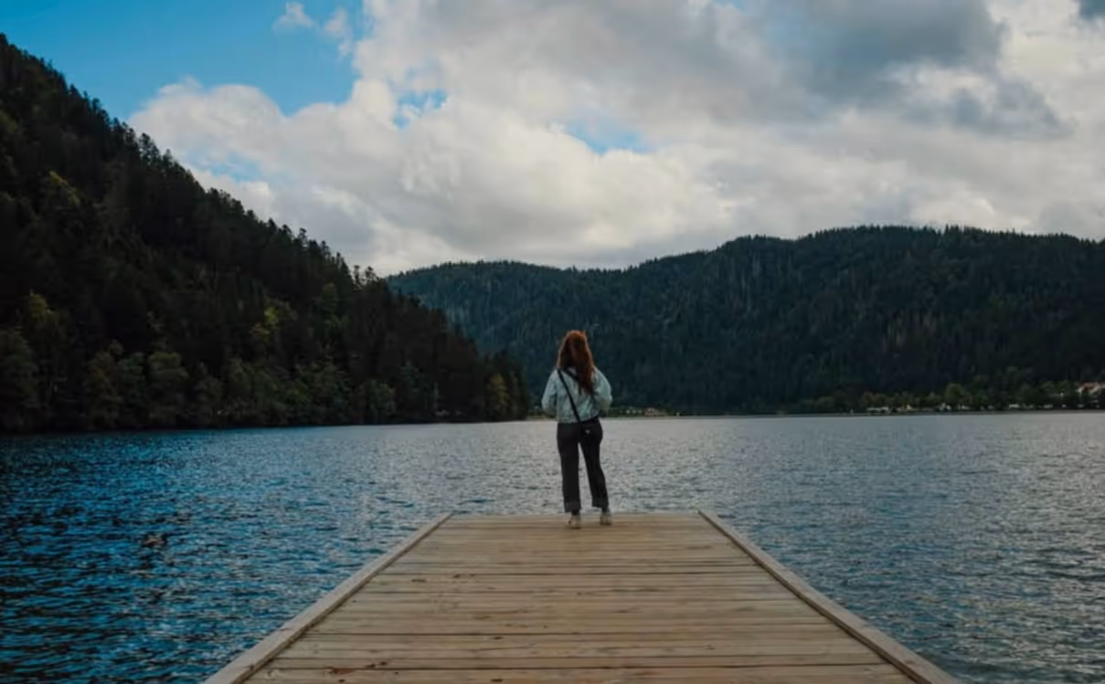 Image l'or blanc, femme de dos au bord d'un lac