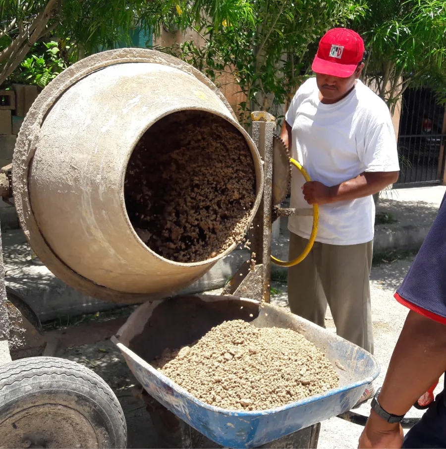 personal preparando materiales para la estabilización de suelos