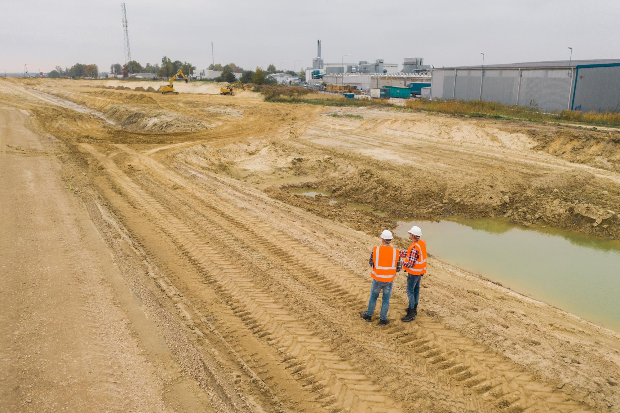 personal de obra trabajando en mejoramiento de caminos