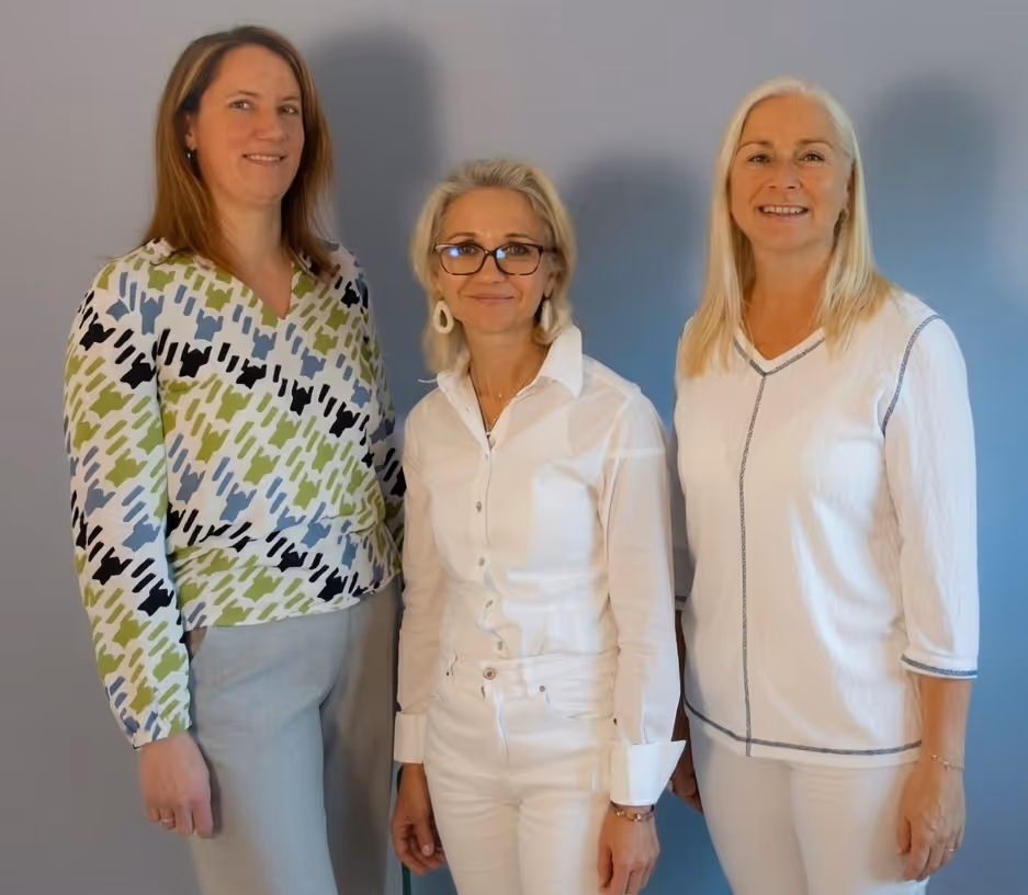 Gruppenportrait mit Dr. Martina Eder-Hoyer und ihren Mitarbeitern