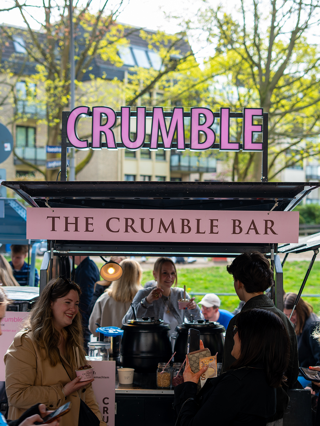 Gäste am Catering-Stand der Crumble Bar in Hamburg