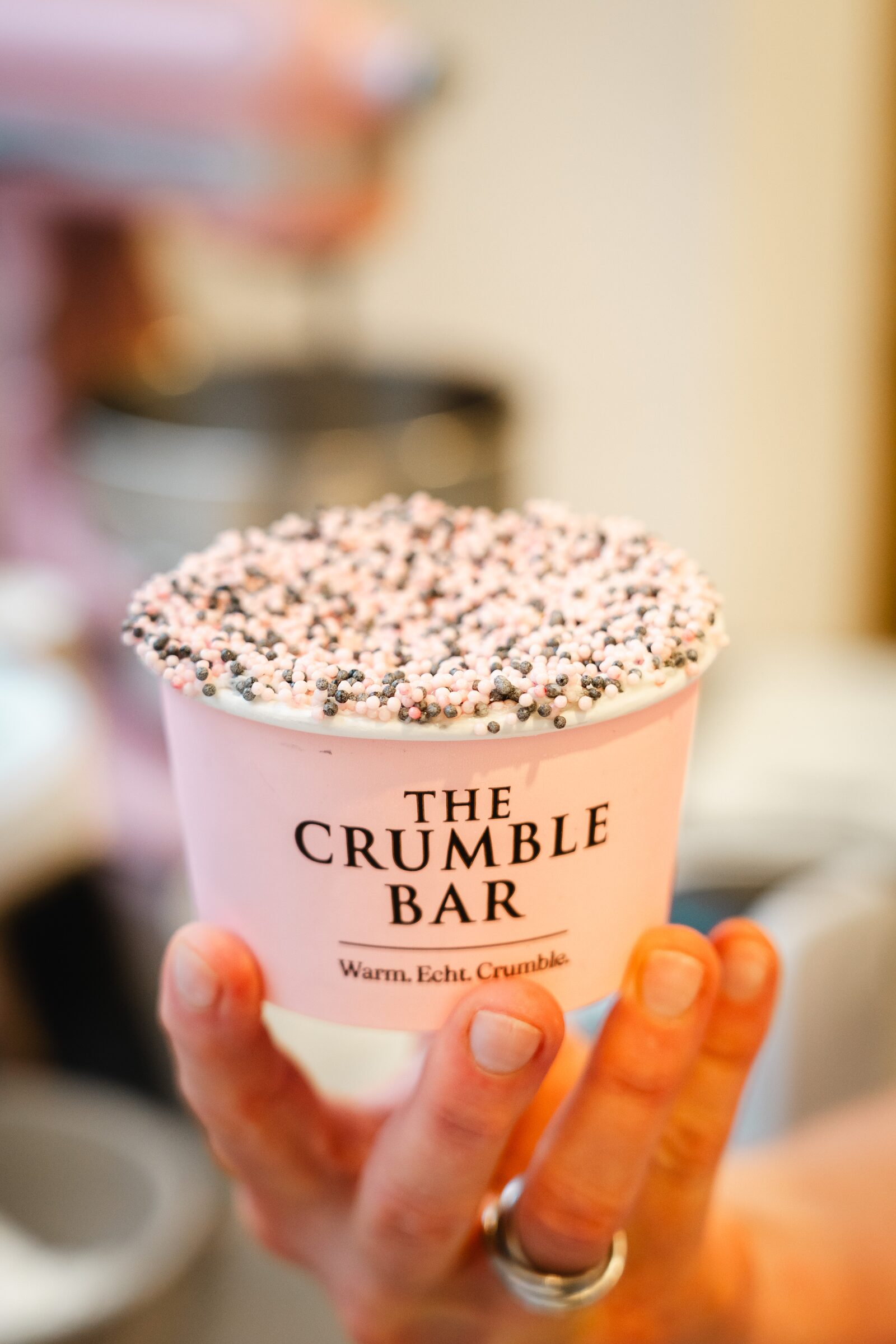 Dot Cake Crumbles mit individuell gefärbten Streuseln in der Produktion