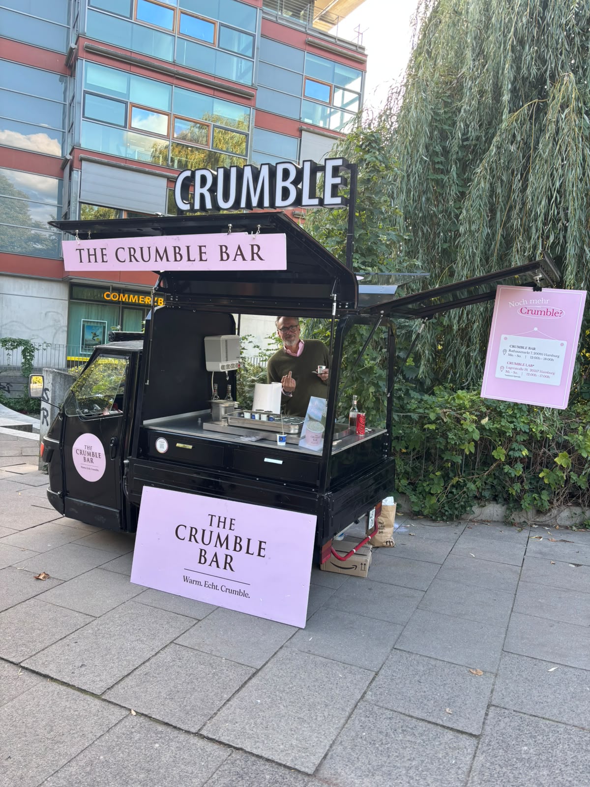 Catering-Stand der Crumble Bar mit rosa Sonnenschirmen bei einem Event in Hamburg