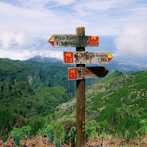 Placas de direção de percursos