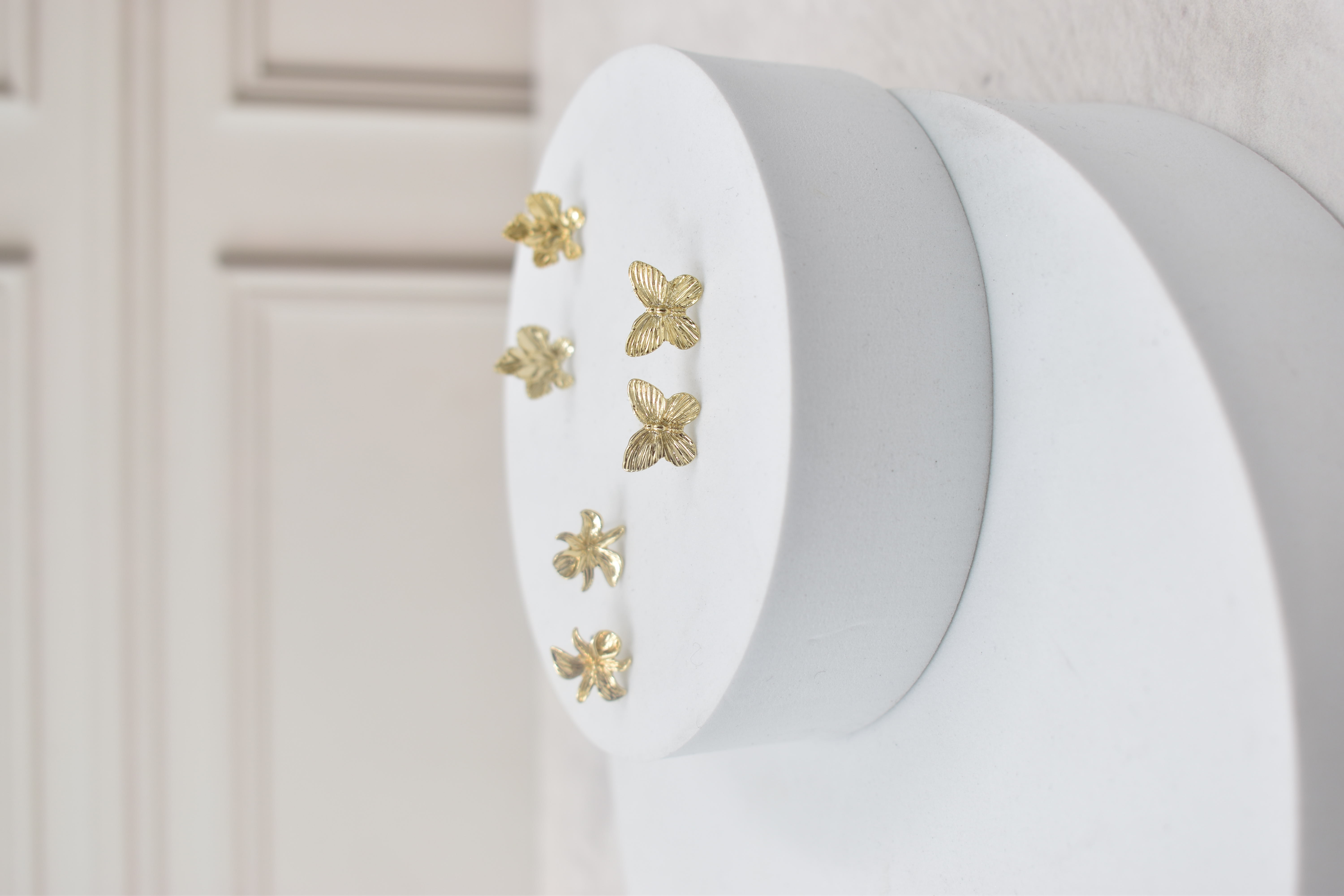  3 pares de aretes, diferentes.