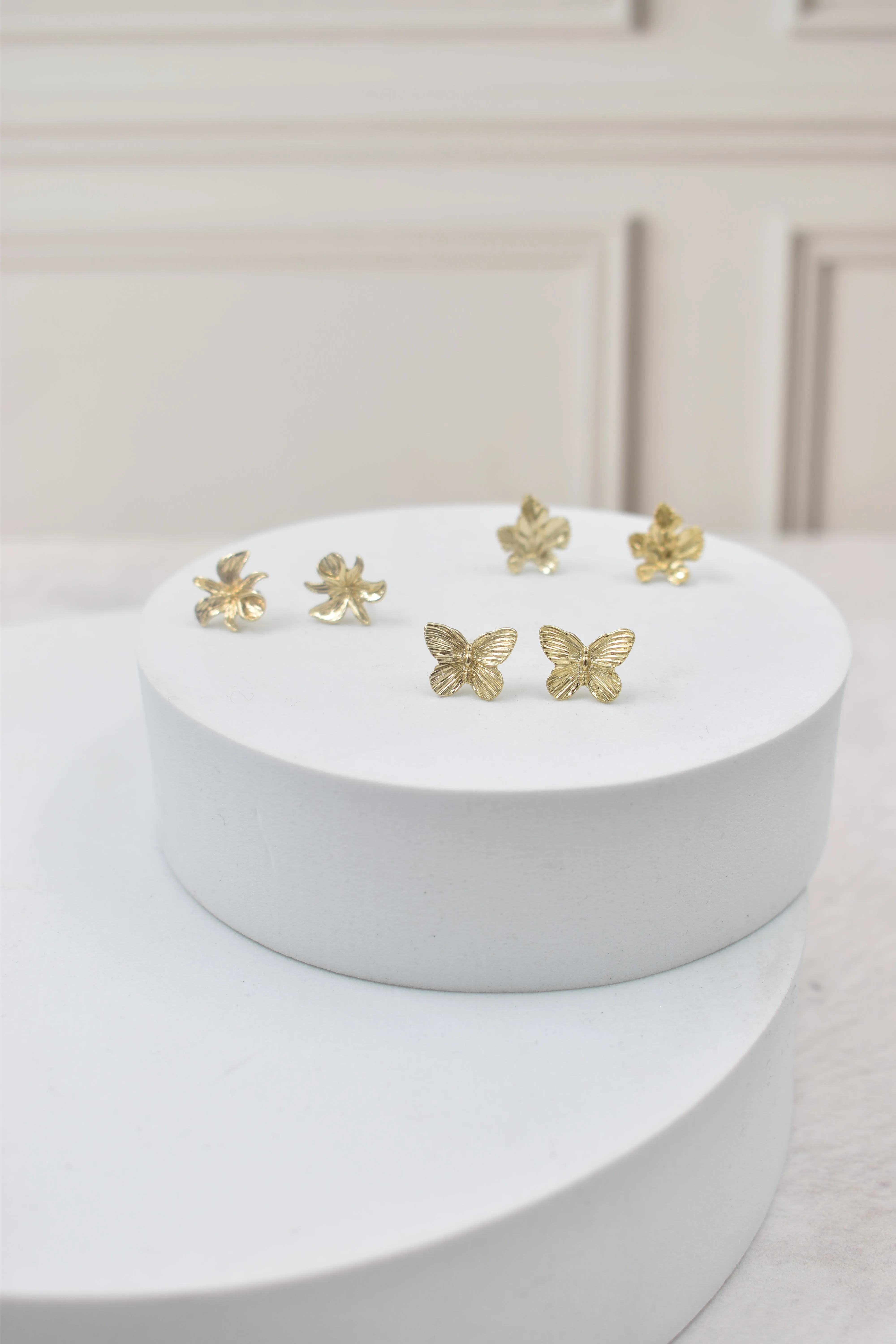  3 pares de aretes, diferentes.