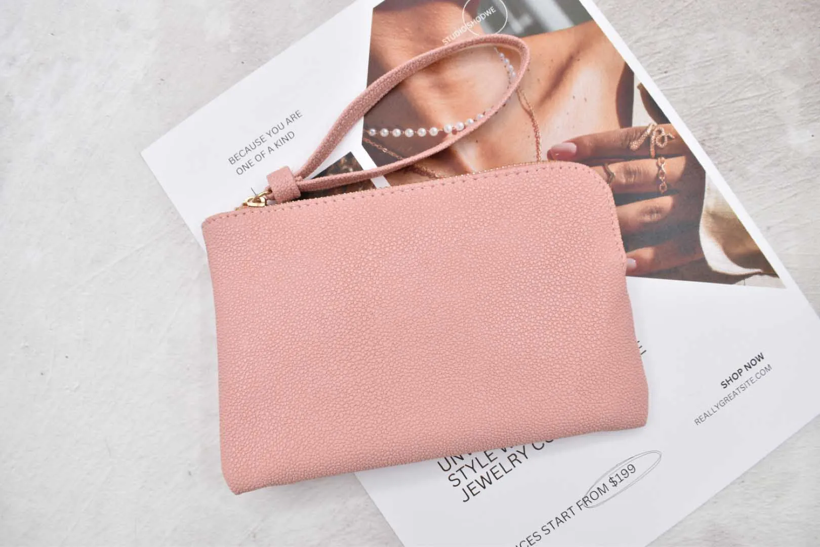 Cartera con correa muñequera 