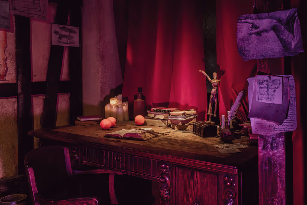 Ein Schreibtisch in einem Escape Room von Leonardo Da Vinci.