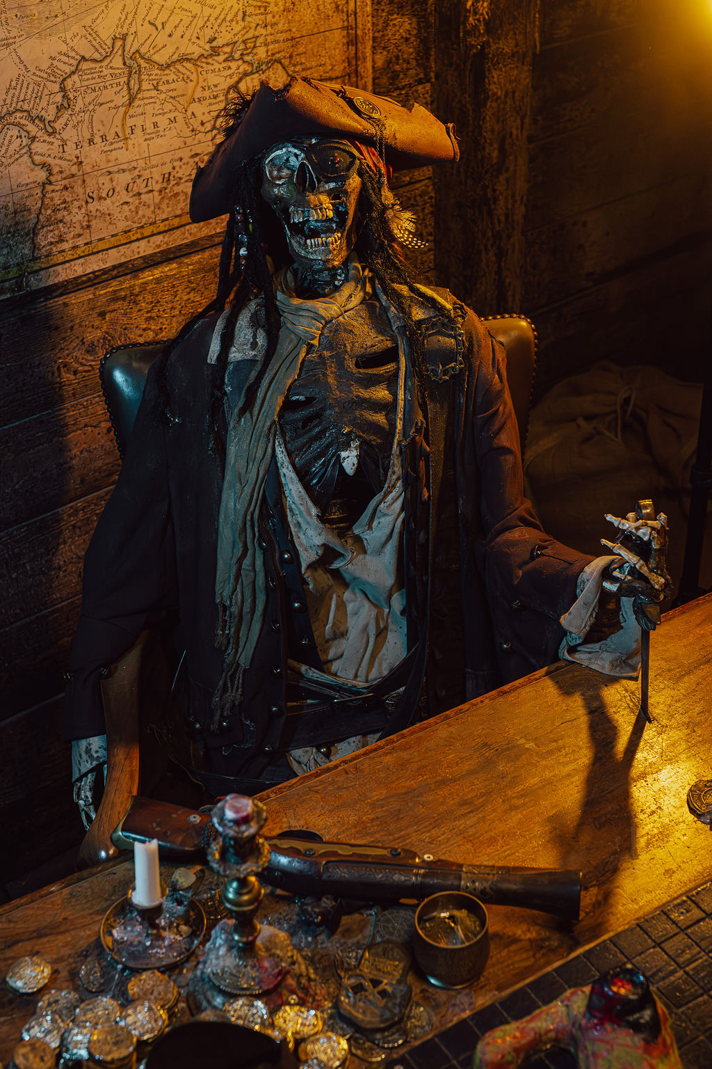 Ein Piratenskelett von vorne