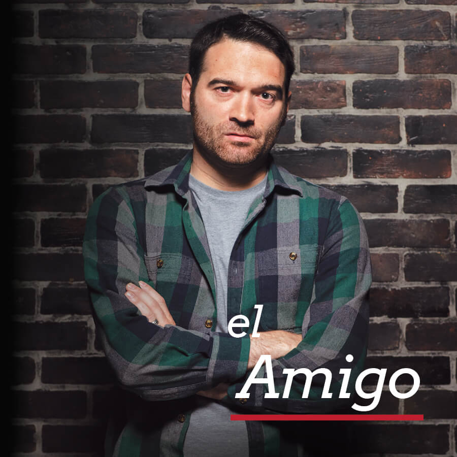 Un hombre con los brazos cruzados, con expresión de enojo