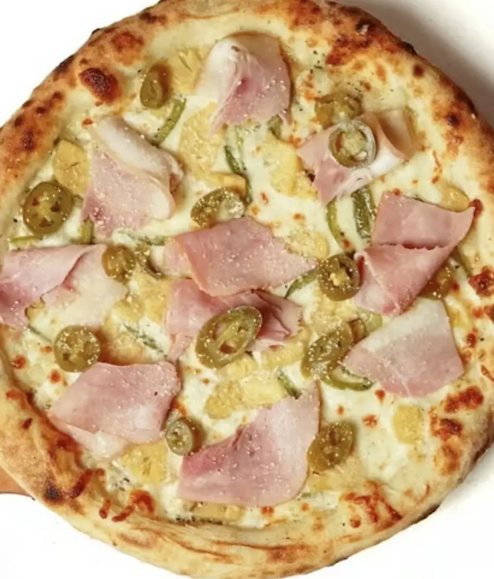 Ham and jalapeño pizza fresh from the oven