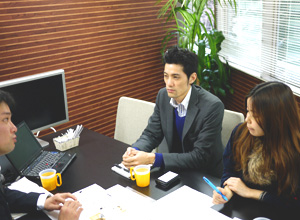 コンタクト卸をされている株式会社レッカスグルーヴ様 インタビュー風景