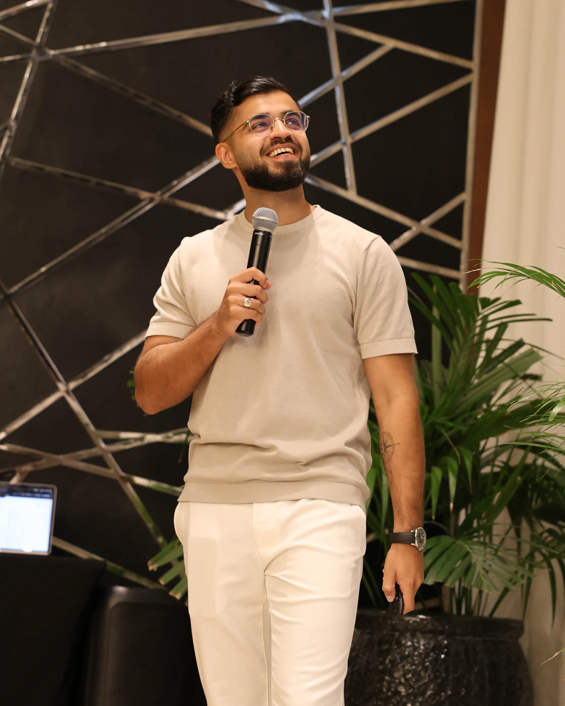 Tan Gera giving a speach at a conference