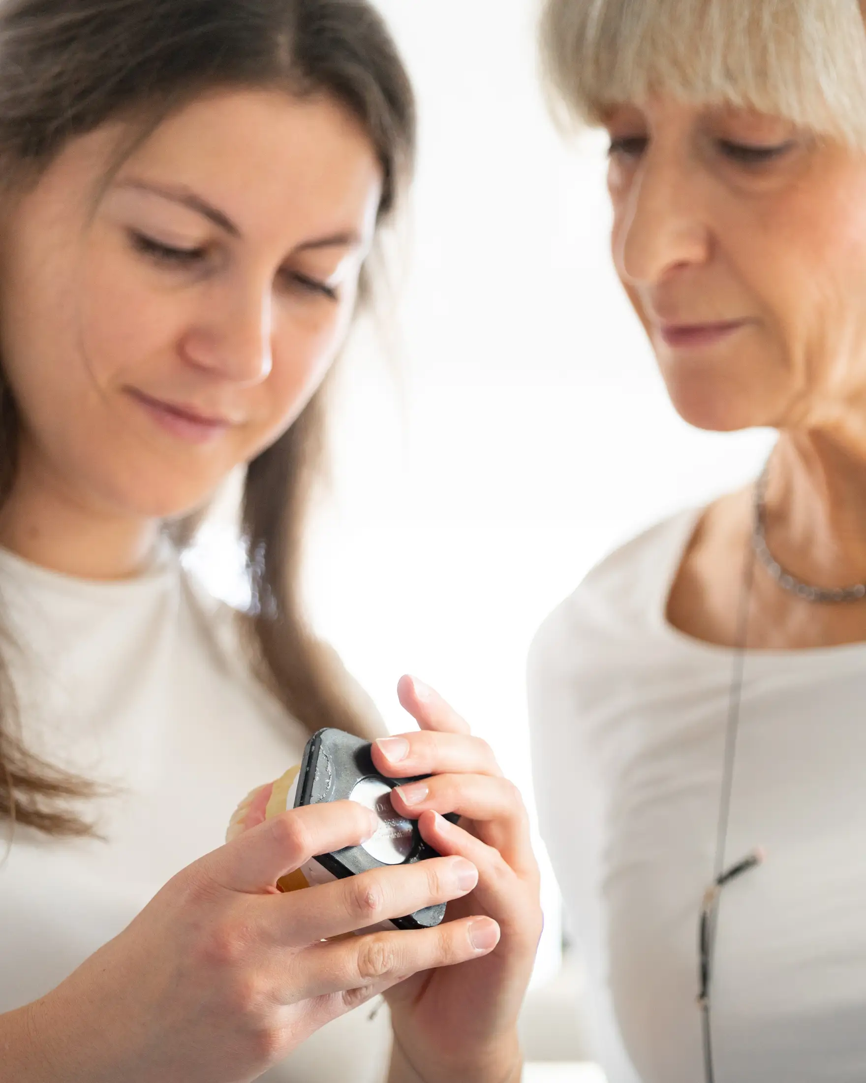 Facharbeiter inspiziert Prothese