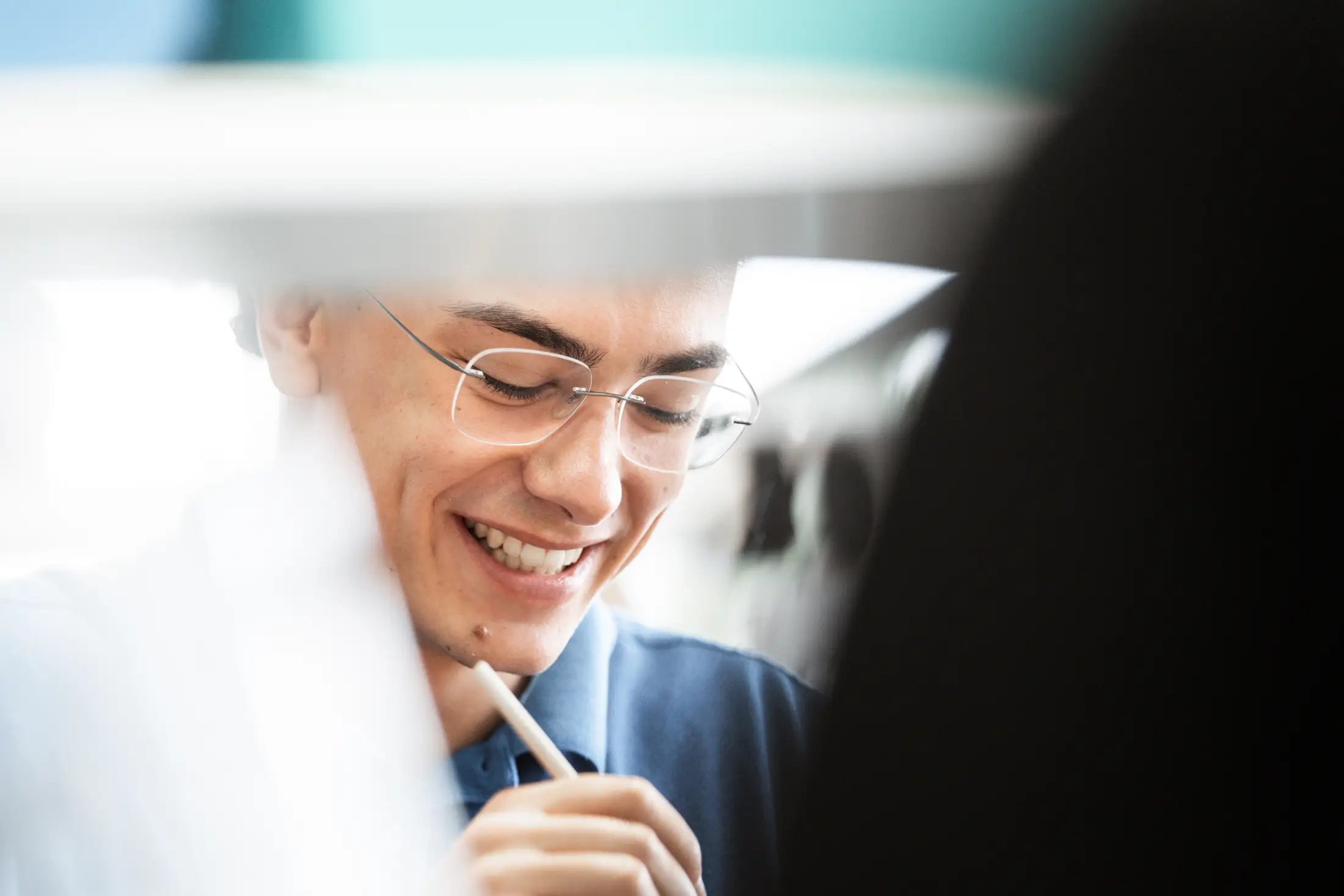 Facharbeiter arbeitet an Prothese