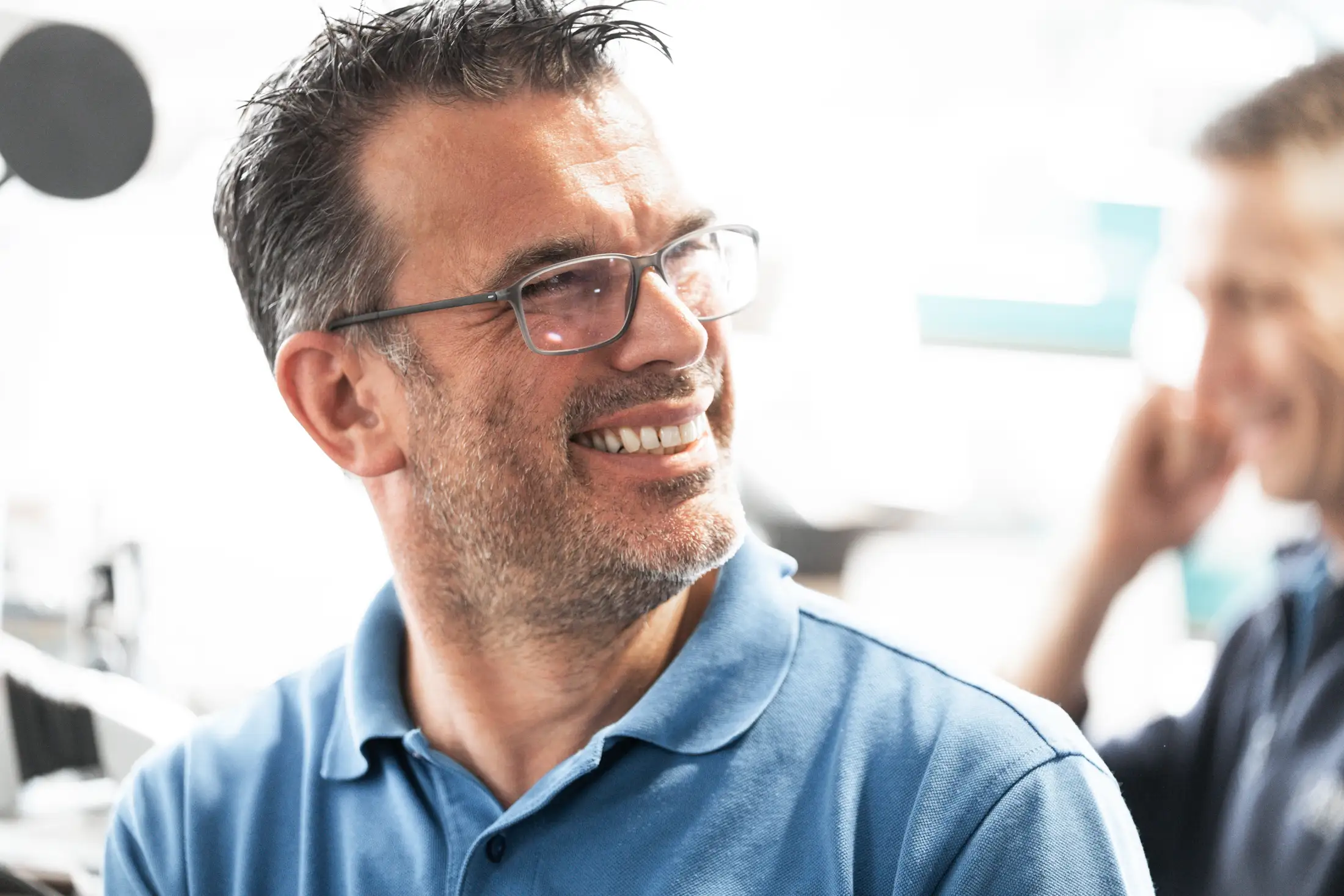 Facharbeiter lächelt